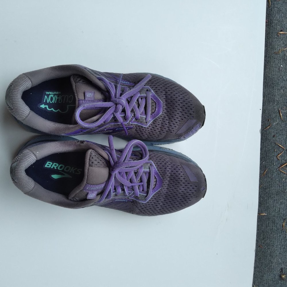 Women tennis shoes brooks size 9m